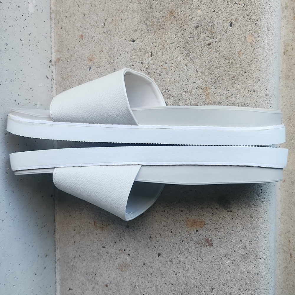 American Eagle Women's White Slide Sandals Size 11. - Picture 3 of 6